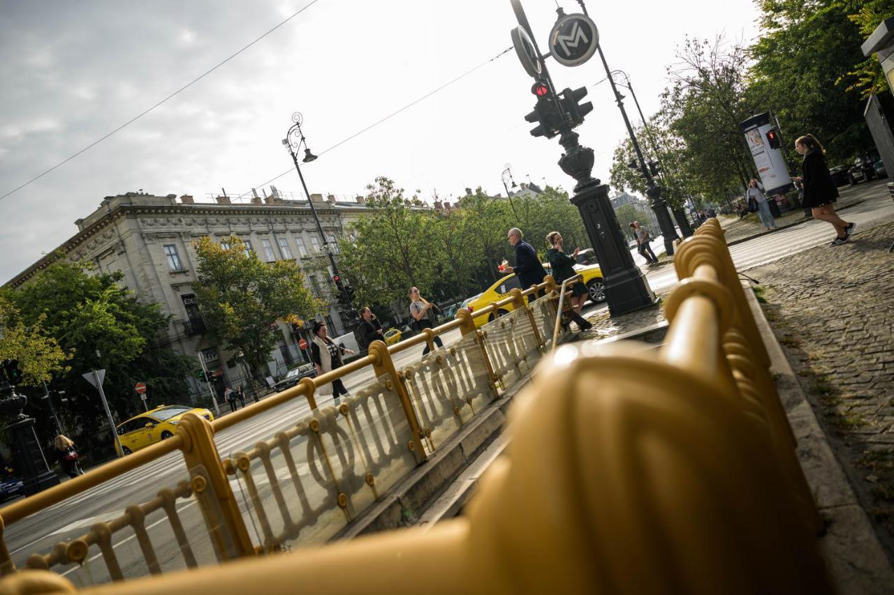 Best Seasons La Famiglia Budapest Luaran gambar