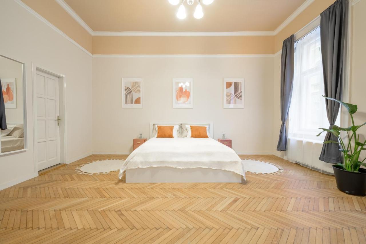 Best Seasons La Famiglia Budapest Luaran gambar
