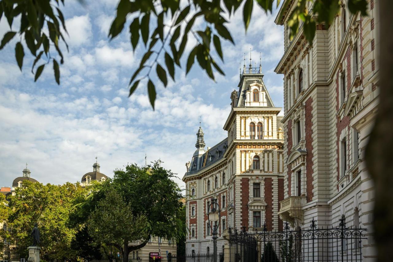 Best Seasons La Famiglia Budapest Luaran gambar